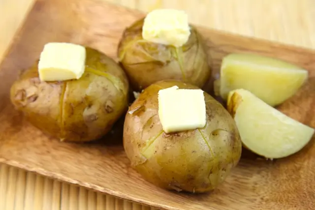 1個100円で販売されたじゃがバター。